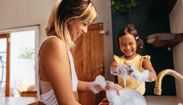 Happy,Mother,And,Daughter,Washing,Dishes,With,Bubbles.,Mother,And